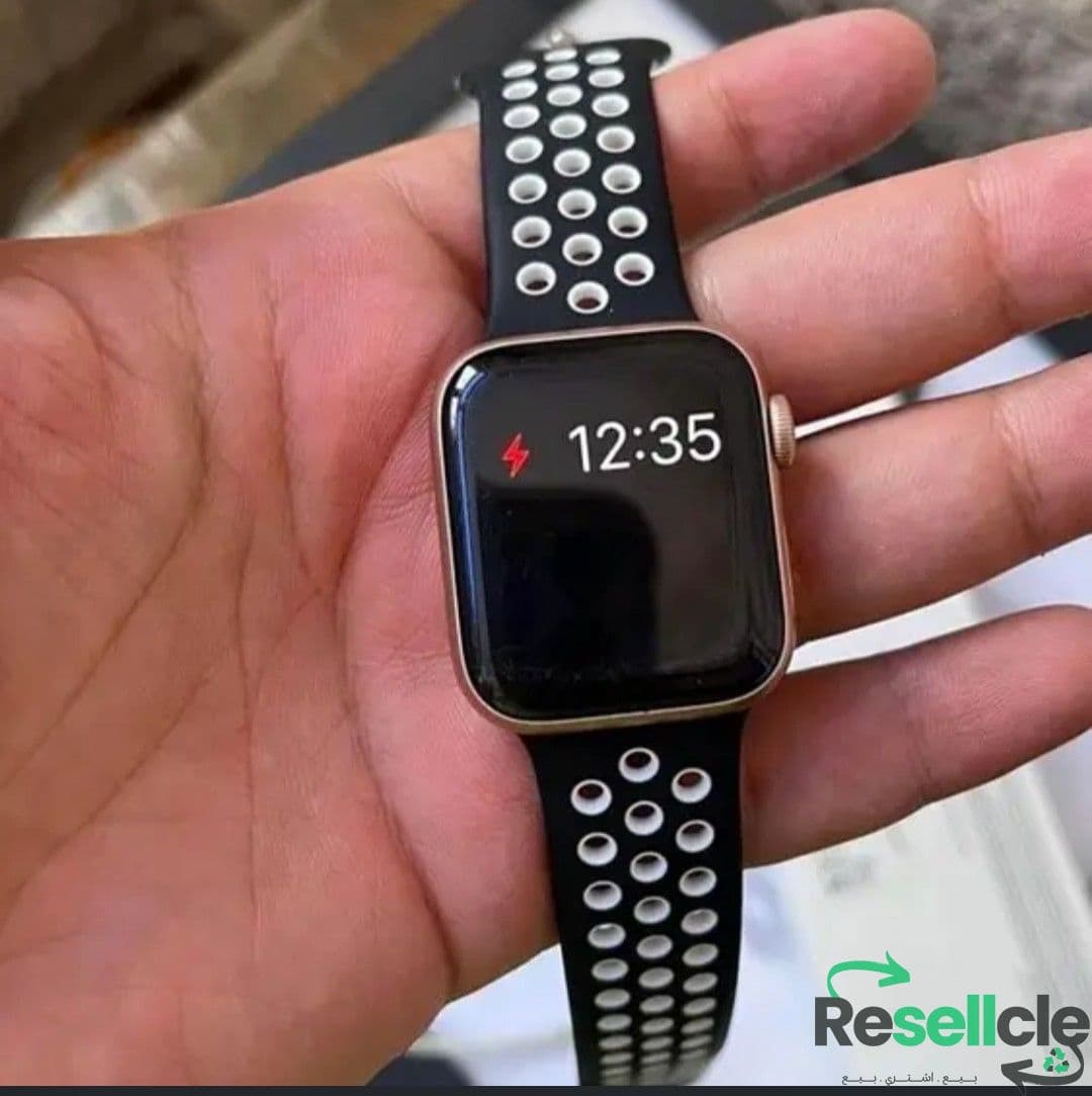 Apple Watch SE 40mm with extremely good condition